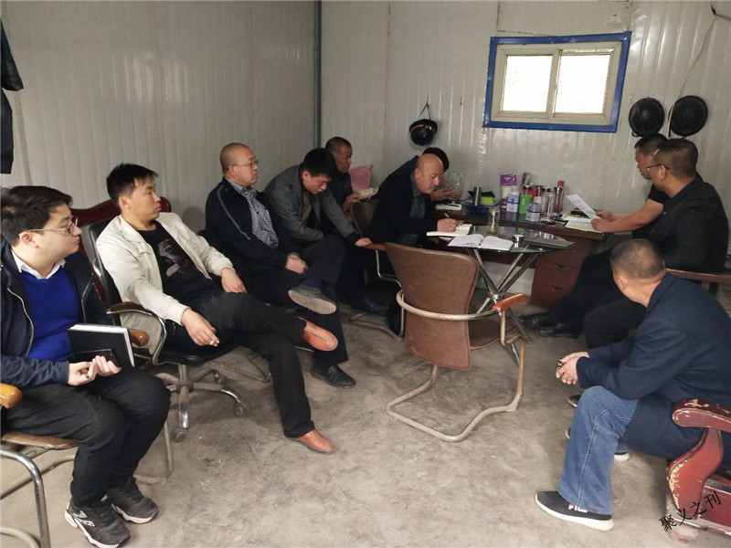 3.20石膏建材利用班前會(huì)時(shí)間學(xué)習(xí)傳達(dá)公司紅頭文件精神。.jpg